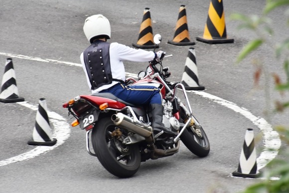 初めて普通二輪の教習受けてきたけどバイク重すぎワロタｗｗｗｗｗｗｗ