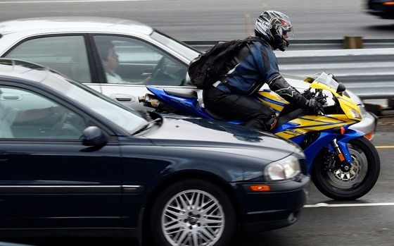 信号待ちや渋滞の時バイクで車の横すり抜けるのってマナー違反なの？