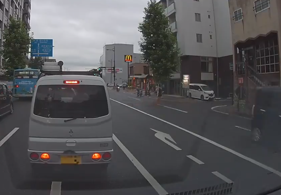 道路で突然傘を突き出しバイクを転倒させるヤバイやつが撮影される 	