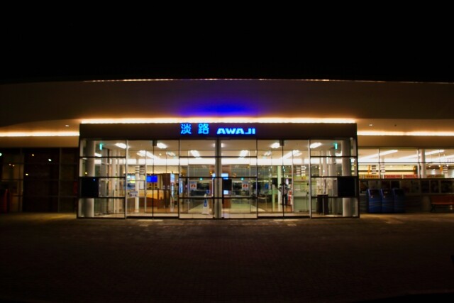 夜のサービスエリアの雰囲気 バイク速報