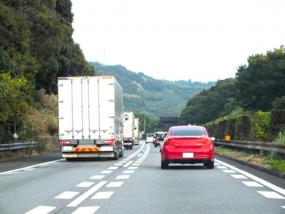 高速道路のトラック最高速度を80キロ→90キロに、物流2024年問題で引き上げ