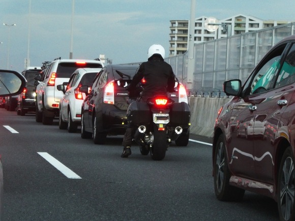 バイクってなんで信号待ち中にアクセルふかすの？