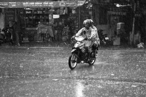 【悲報】雨の日のスクーター、ガチで地獄