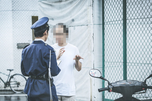 職質警官「免許証みせて」ワイ「じゃ、あなたのもみせて」警官「はい（警察手帳ﾊﾟｶｯ）」ワイ「違う」