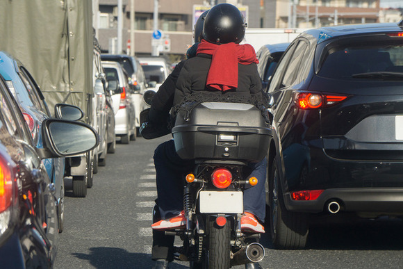 バイクのすり抜けは「アリ」か「ナシ」か、二輪車のすり抜け行為は道交法違反とはいえない