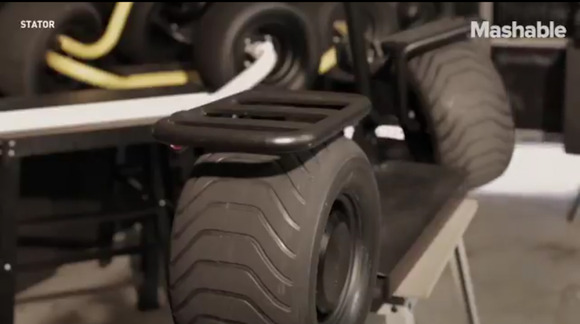 アメリカで直立スクーターが登場、持ち運びも可能に