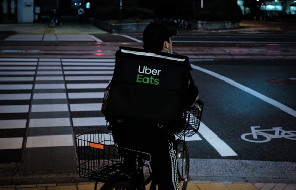 Uber Eats配達員、タワマンに配達して出てきた人物を見て号泣ｗｗｗｗｗ