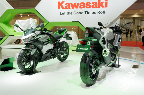 カワサキ、ジャパンモビリティショーで新型「メグロ S1」「W230」「KLX230」「ZXR400R」をワールドプレミア
