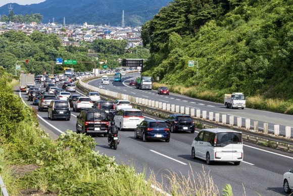 【悲報】運転不適格者さん、渋滞の最後尾にいたバイクに突っ込んでしまう