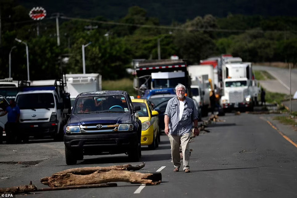 南米・パナマで道路を封鎖していた環境保護運動の参加者が渋滞に怒ったドライバーに射殺されてしまう事件が発生