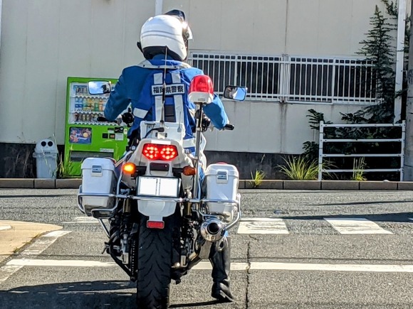 白バイのバカが脇道の止まれのとこで張っててクソ邪魔なんやが