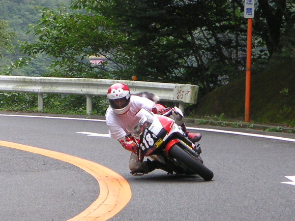 峠道をバイクで走ってたらとんでもなく疾風いバイクに追いつかれたんだが