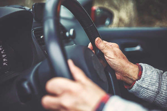 抗老化の専門医「高齢ドライバーは事故率が高いというデータはない。免許返納は早まるな」