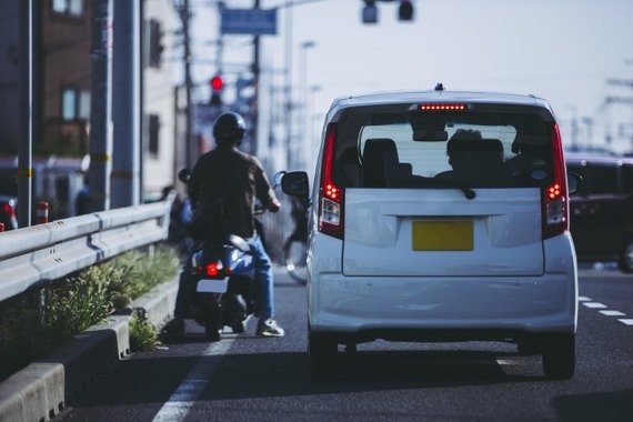 バイク乗ってるとたまに無理矢理追い越そうとするアホがいるけどなんなんだあれ 	