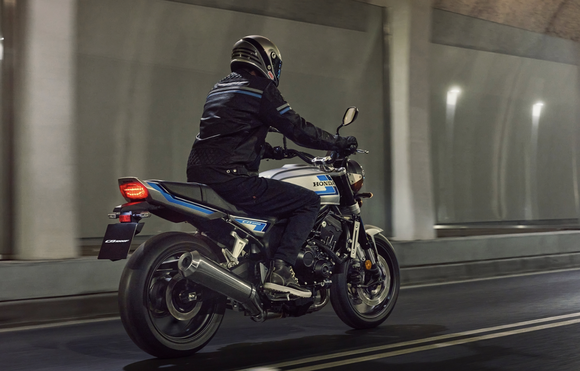大型バイクを新車で買うならカワサキZ900RSとホンダCB1000Fどっち？