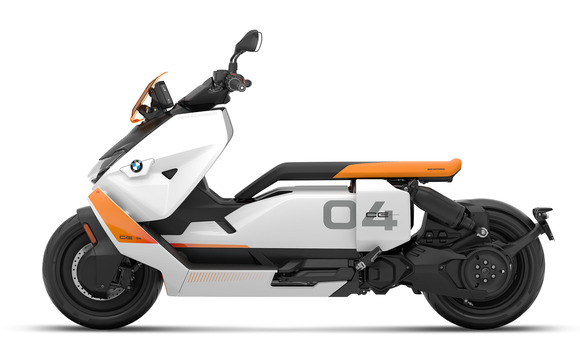 BMW、新型電動スクーター「CE 04」を発売