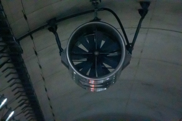 何でトンネルの天井にジェットエンジンがついてるの？