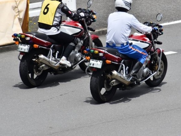 教習所の指導員「バイクは操作ミスったら死ぬからねｗ」