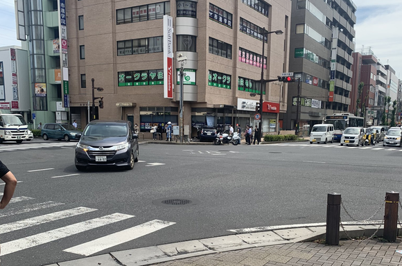 【悲報】８０代男性が運転する乗用車、学習塾に飯塚アタックしてしまう