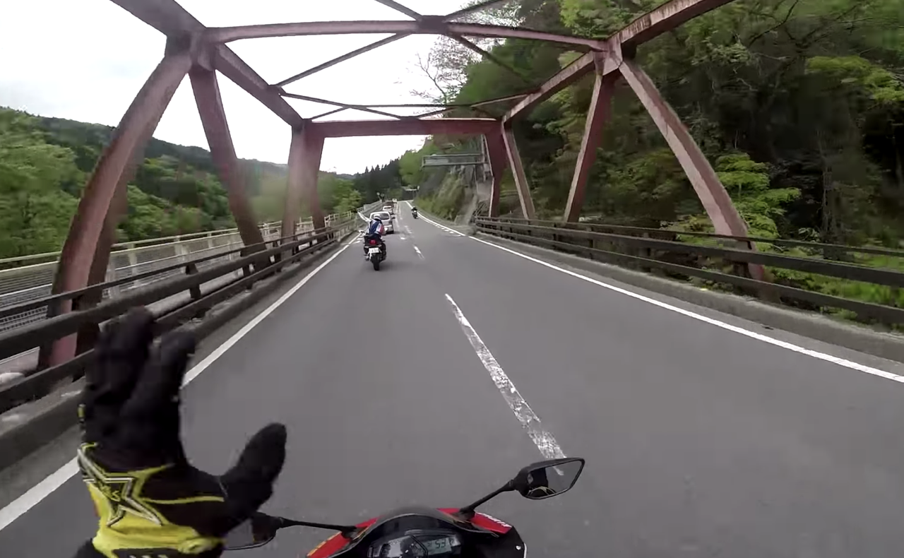 原付ライダー僕 何故かバイク乗りにヤエーされるwwwwwww バイク速報 原付ライダー僕 何故かバイク乗りにヤエーされるwwwwwww バイク速報