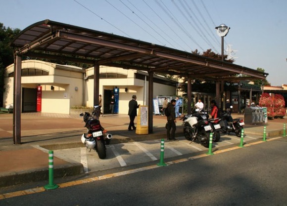 道の駅←中型バイクわんさか。高速PA←大型バイクわんさか。