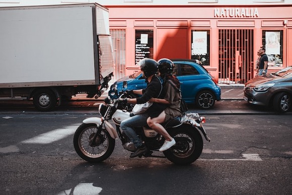 さっき女を乗せたバイクがすり抜けていったんだけど