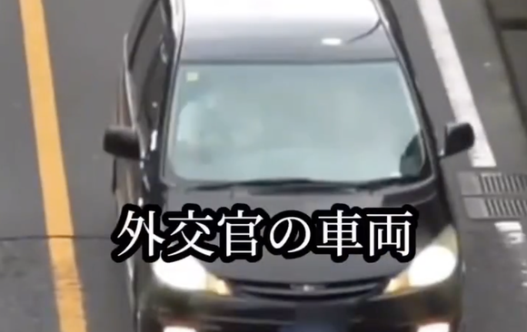 警視庁さん、ライン超えの外交官ナンバーをスルーして直後の一般車を捕まえてしまうｗｗｗｗｗｗｗ