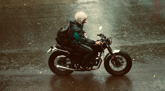 「雨だからバイク乗らない」とか言ってる弱男、レインウェアの存在を知らないｗｗｗｗ
