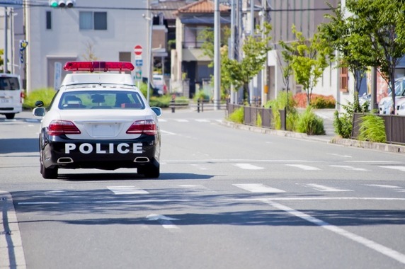 神奈川県警追跡の盗難バイクが逆走し車に衝突、無免許の少年が重傷
