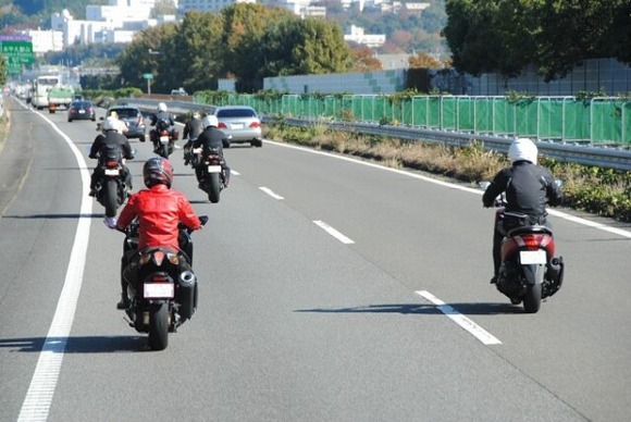 バイク乗ってる奴ってよく高速とか走れるよな