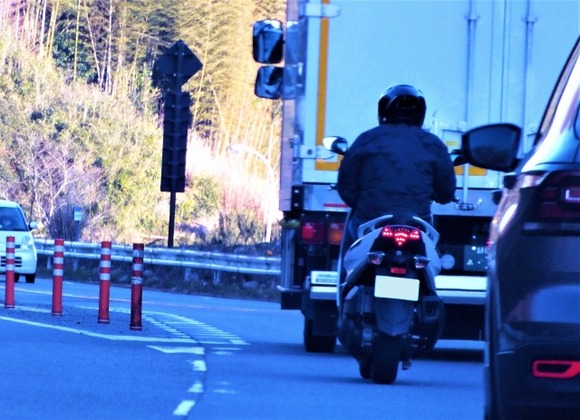 バイクのすり抜け禁止にすべきだろ…