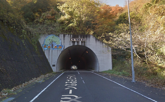 トンネル入り口に激突したライダーが死亡、大型オートバイが大破