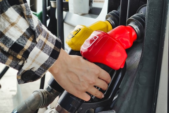 ガソリン価格5週ぶりの値下げで173円60銭に、欧米の利上げで原油価格下落