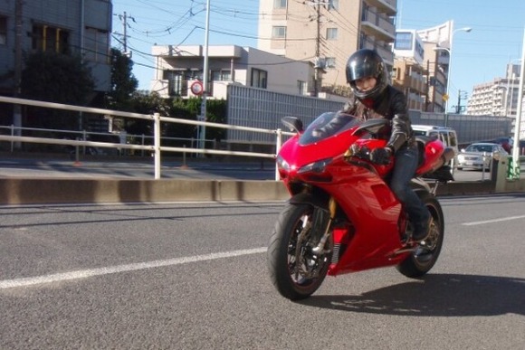 車とバイクで事故ったけどどっちが悪い？