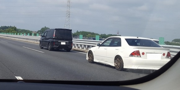 後続車が迫ってくるのに道を譲らないのは違反？「追いつかれた車両の義務違反」ってナニ？