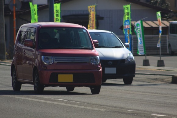 渋滞してるときにバイクが通れないように嫌がらせしてる軽自動車ｗｗｗｗ