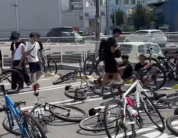 【悲報】名古屋のコンビニ駐車場、とんでもない事になってしまう