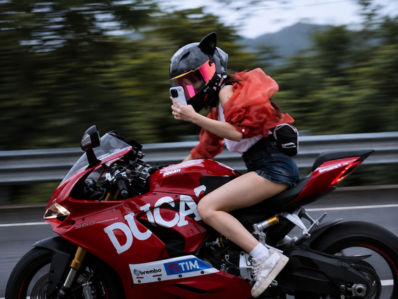 中国人のバイク女子、時速220キロ超で「ながらスマホ」をしてしまうｗｗｗｗｗｗｗ
