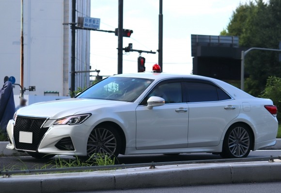 高速乗ってて「あ、これ覆面パトカーだな」ってなる車の特徴