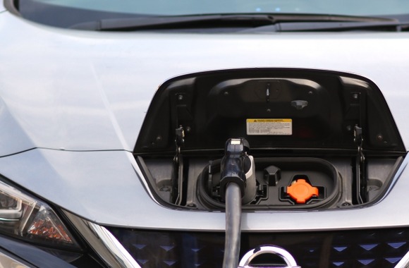 EV専門家「ガソリン車はスマホが家で充電できずスタンドに行く必要があるような世界」