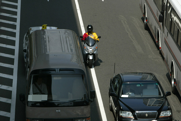 「車と車の間すり抜けていくバイク」ってぶっ飛ばしていいの？