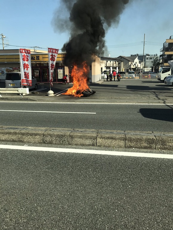 【悲報】松屋でバイクが炎上