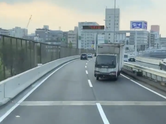 【悲報】首都高でとんでもないレッカー移動をしている動画が撮影される