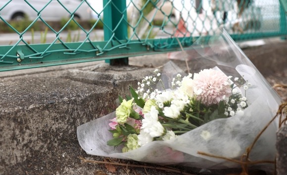 2年前バイクに轢かれた人が事故現場へ花を置きに行った結果ｗｗｗｗｗｗ