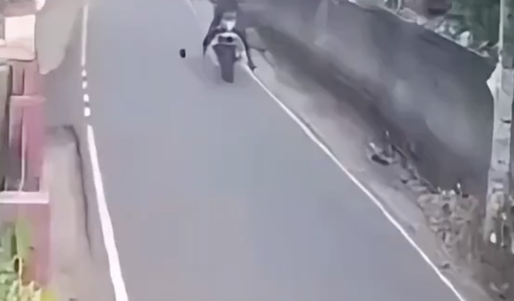 【悲報】事故ったバイク乗りさん、衝撃で大切なものをポロリしてしまう