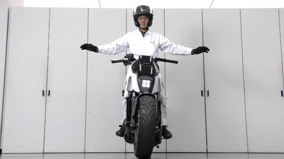 いい加減バイクは絶対に倒れないように自動でバランスとるとかできんのかね？