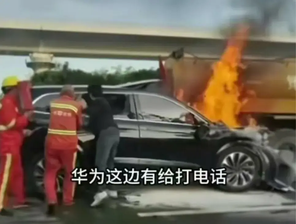 中国の電気自動車が火災でドアが開かず一家死亡、会社の釈明「制御ブレーキの作動範囲を超えた」