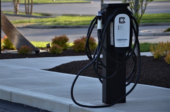  米国ではEV購入者の20％がガソリン車に買い替え、「自宅コンセントで1時間充電して4.8kmしか走れない」
