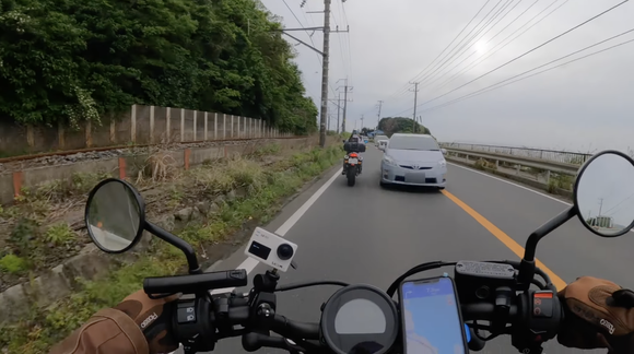 バイク女子ユーチューバーさん、プリカスに撥ねられ華麗に宙を舞うｗｗｗｗｗｗｗ