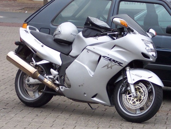 Honda_CBR_1100_XX_silver_vr